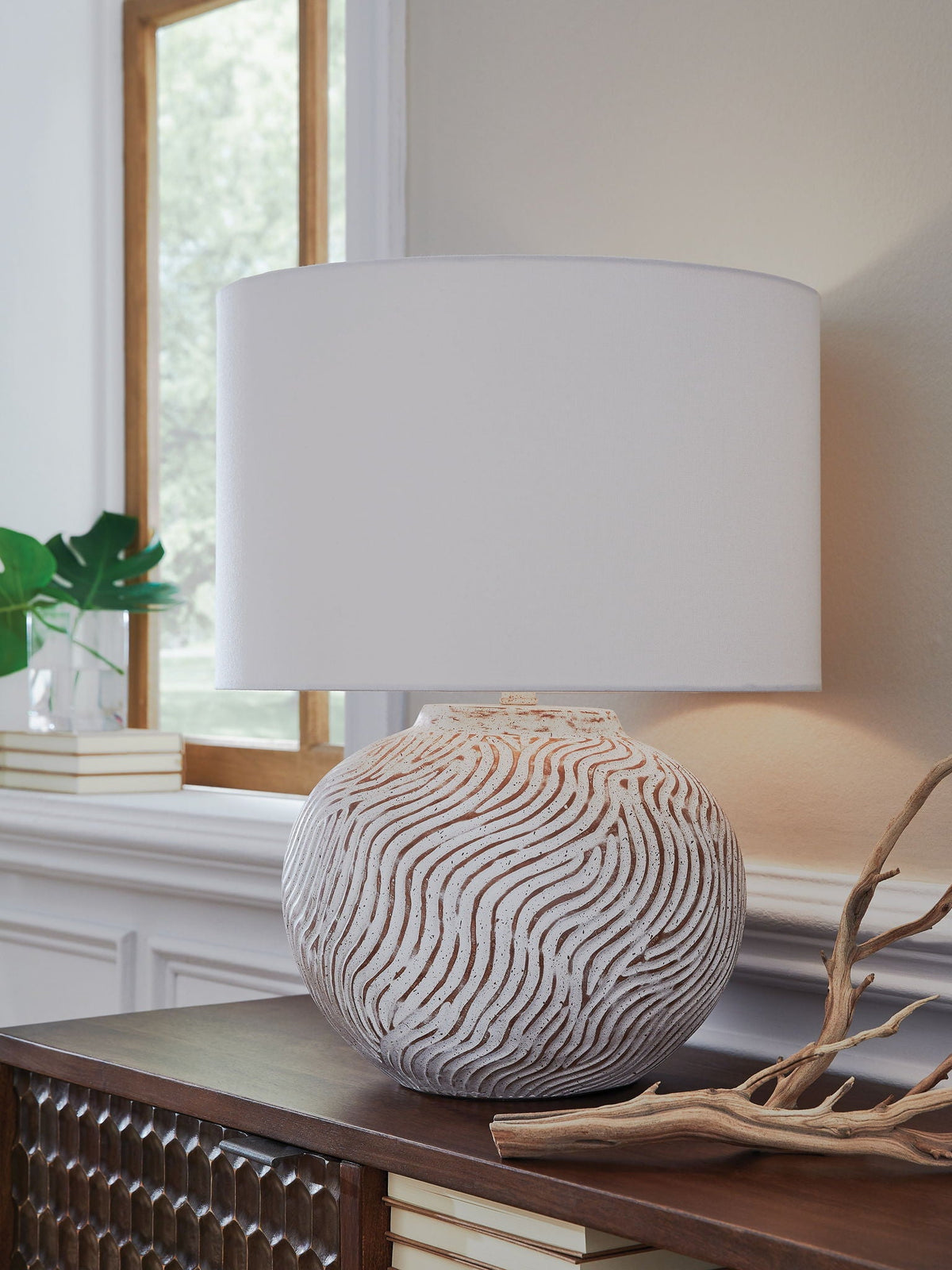 Vien - Terracotta Table Lamp - Distressed White