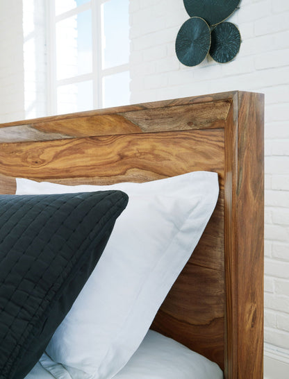 Dressonni - Queen Panel Bed - Brown