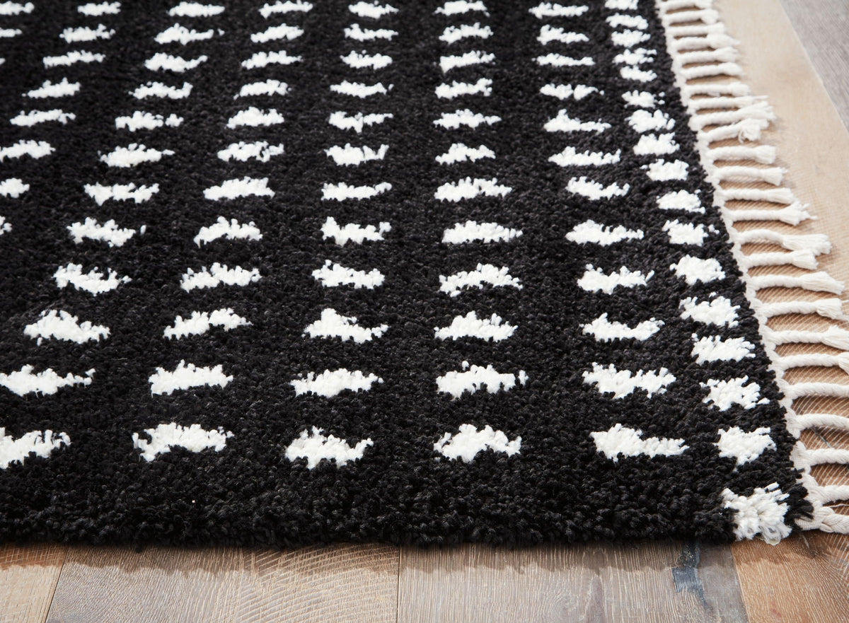 Minston - 5' x 7' Rug - Black / White