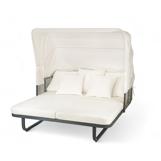 Outdoor Patio Rattan Daybed With Detachable Pillows